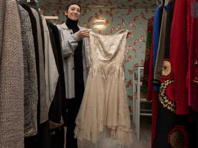 E cos� Anna ci mostra il primo abito di cui vuole raccontarci: un elegante abito color champagne degli anni 50 fatto su misura, con il corpetto in stoffa decorata con filo d�oro e gonna di tulle...